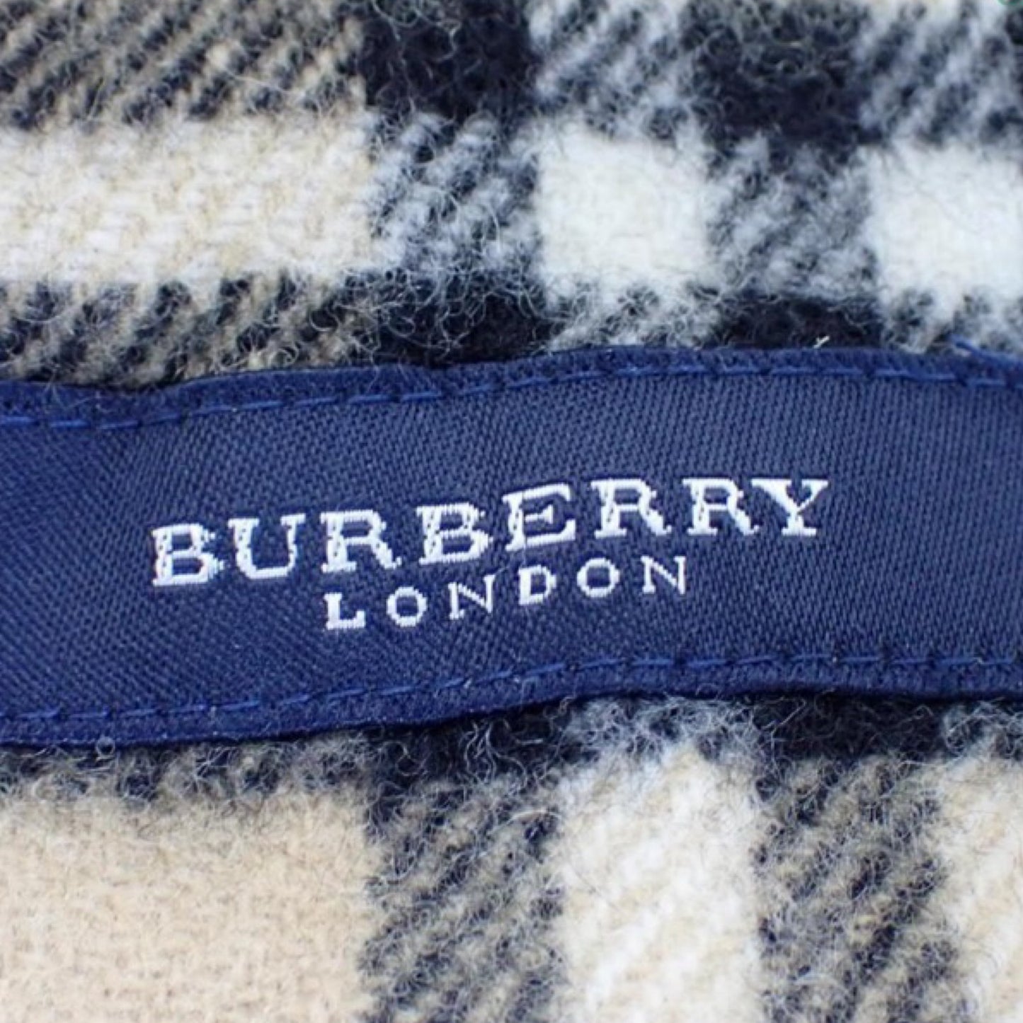 Pre-Owned Burberry House Check Classic Lambswool Scarf - BB1082