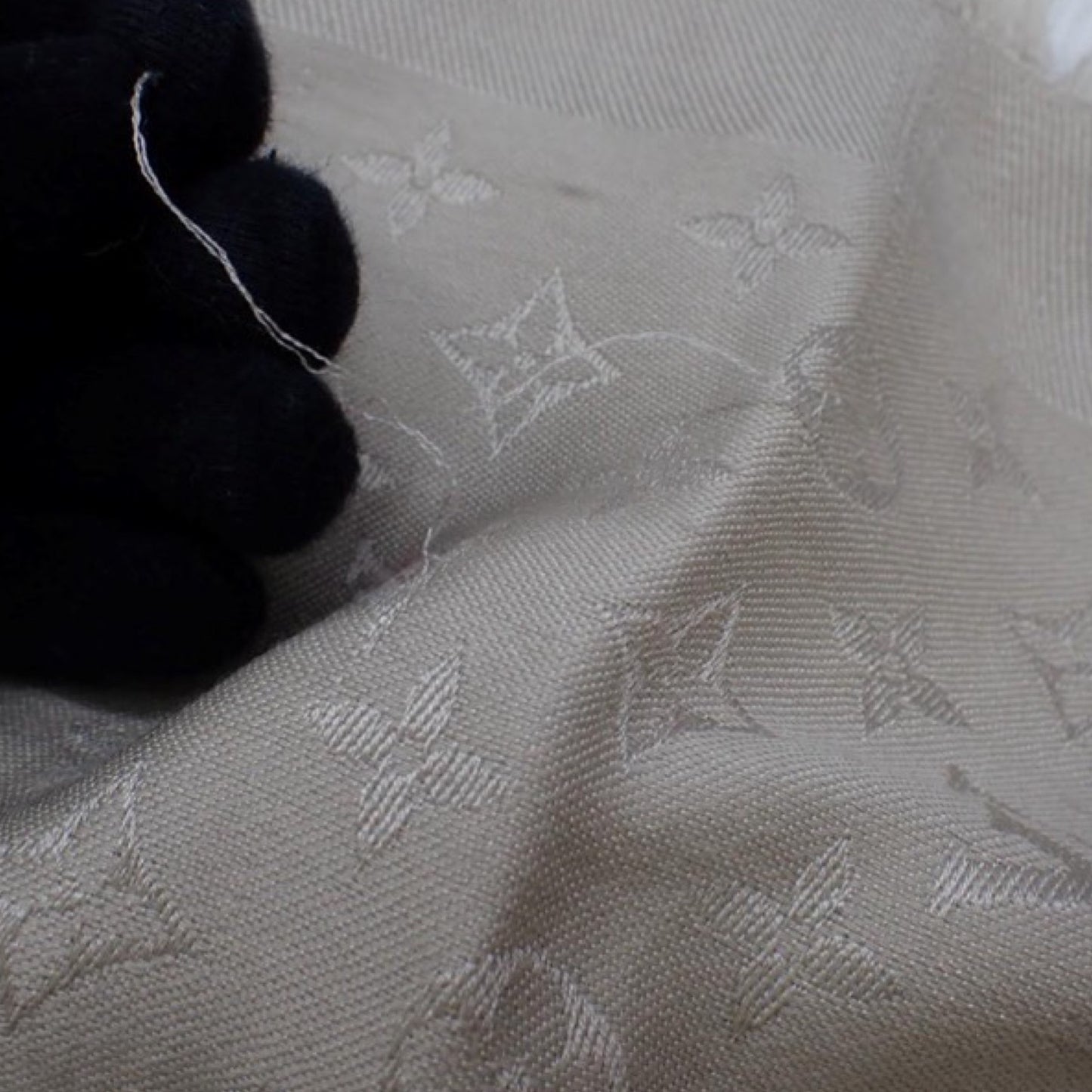 Pre-Owned Louis Vuitton Monogram Shine Shawl Gray- LV2167